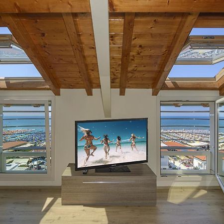 Вилла Attico Panoramico Fronte Mare Лидо-ди-Камайоре Экстерьер фото
