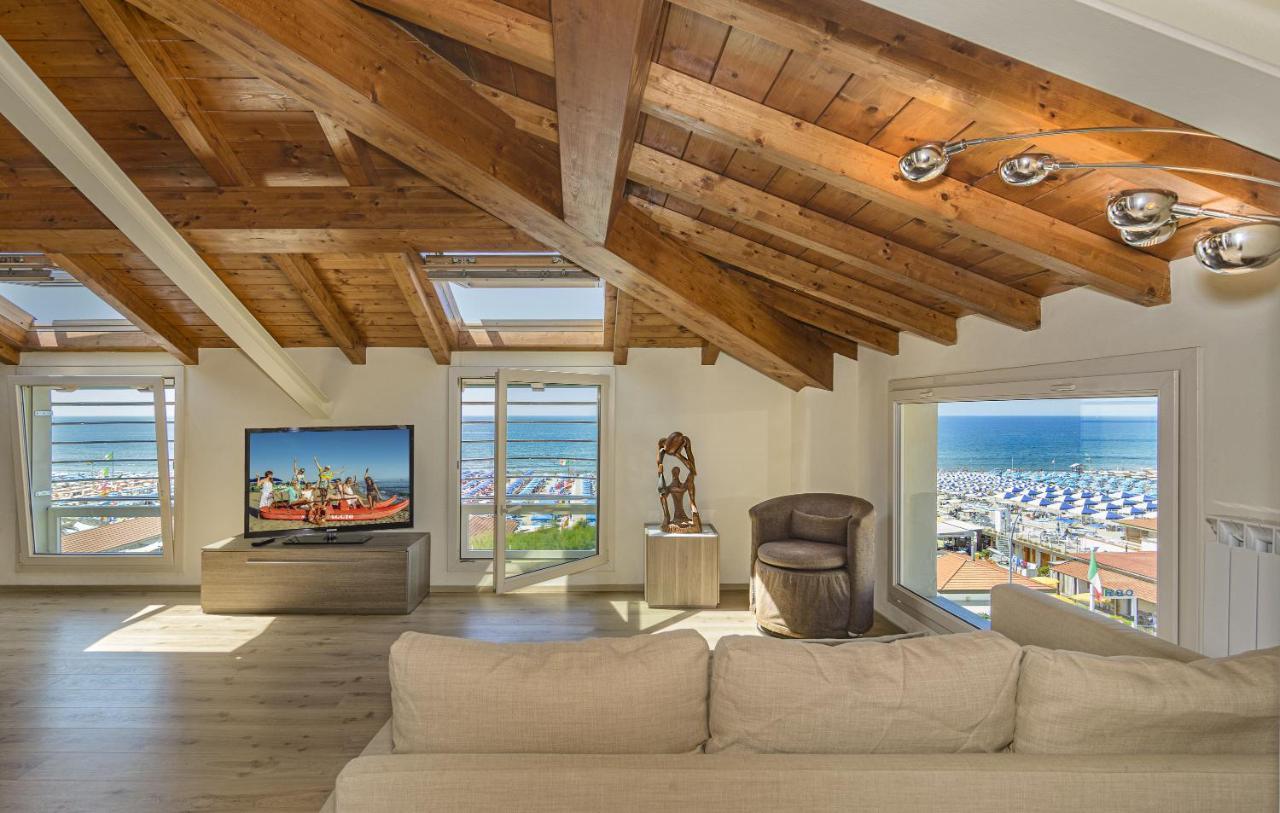 Вилла Attico Panoramico Fronte Mare Лидо-ди-Камайоре Экстерьер фото