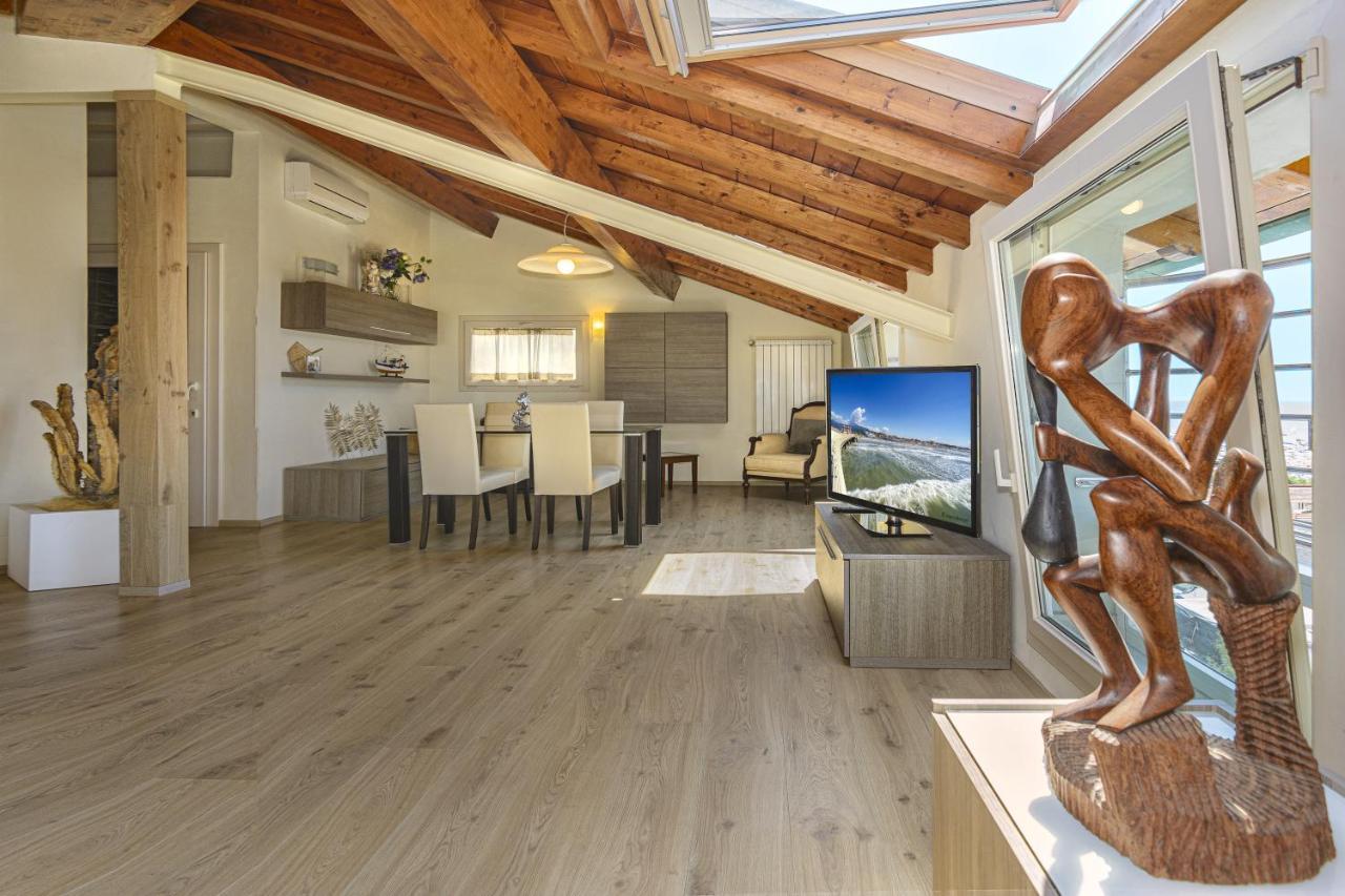 Вилла Attico Panoramico Fronte Mare Лидо-ди-Камайоре Экстерьер фото