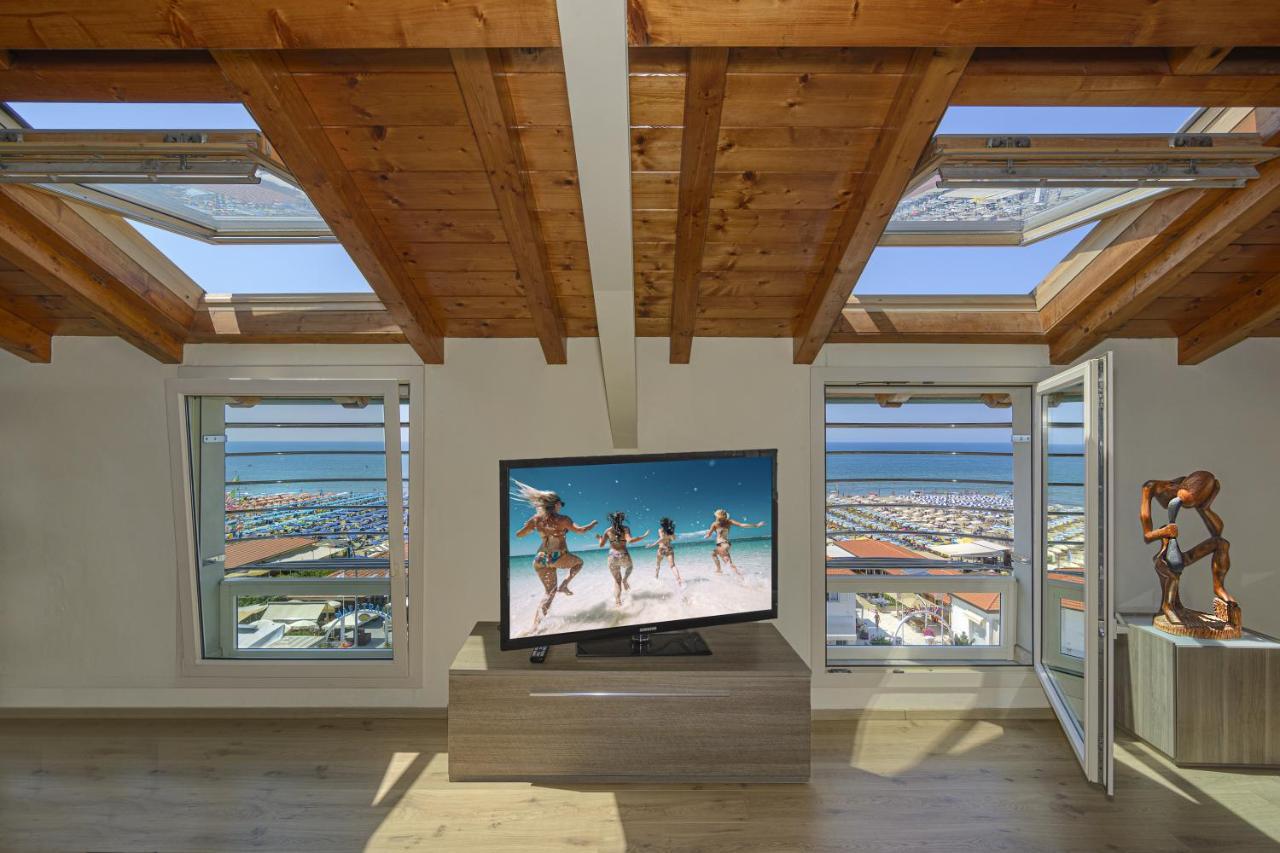 Вилла Attico Panoramico Fronte Mare Лидо-ди-Камайоре Экстерьер фото